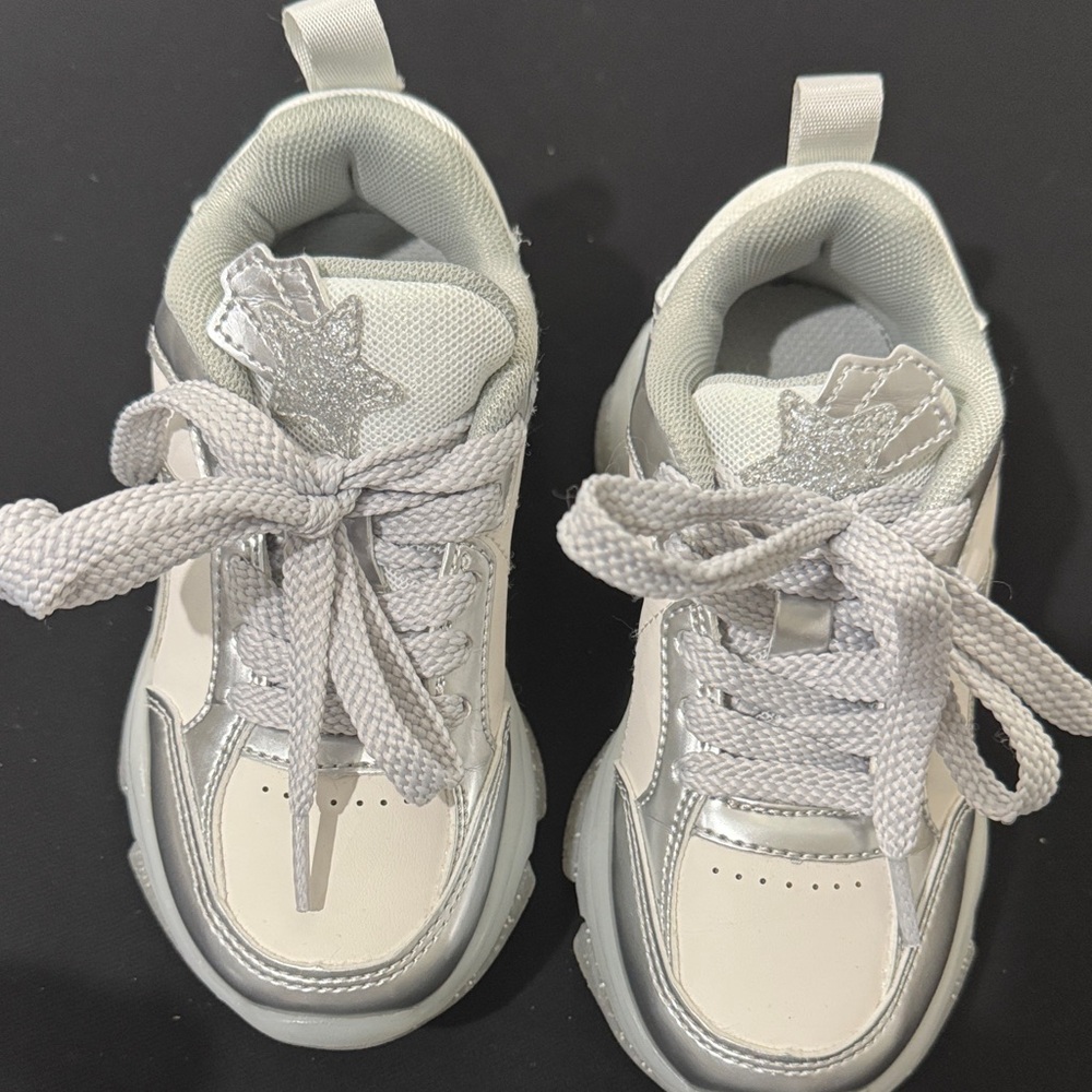 Dream Pairs Kids' Sneakers in Silver and White